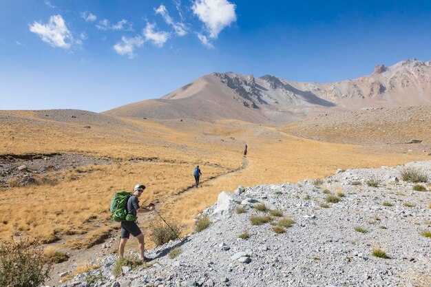 Un groupe de touristes escalade le mont Ergies également connu sous le nom d'Argaeus est un volcan en Turquie