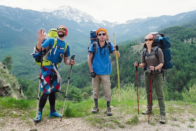 Groupe de touristes regardant la vue sur la montagne. Les gens faisant de la randonnée avec des sacs à dos, des bâtons de suivi. Heureux voyageurs sur la voie lycienne en Turquie.