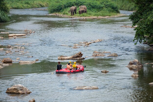 Un groupe de touristes s&#39;amusant sur le rafting dans la rivière Mae Taeng. Thaïlande.