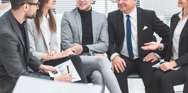 Le groupe de travail discute de leurs idées assis dans la salle de conférence. concept d'entreprise