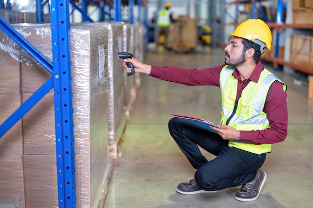 Groupe de travailleurs dans l'usine d'entrepôt