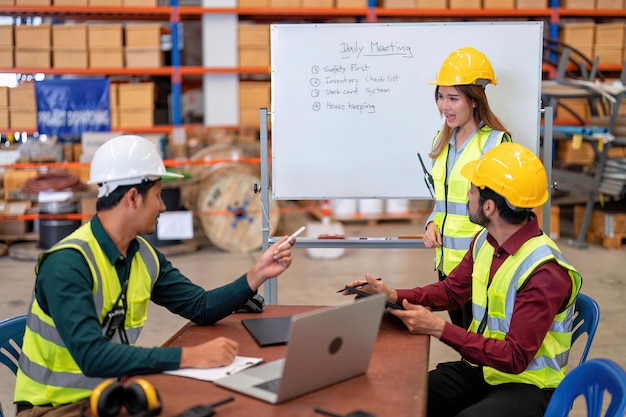 Groupe de travailleurs dans l'usine d'entrepôt