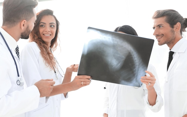 Groupe de travailleurs médicaux regardant le film radiographique du patient