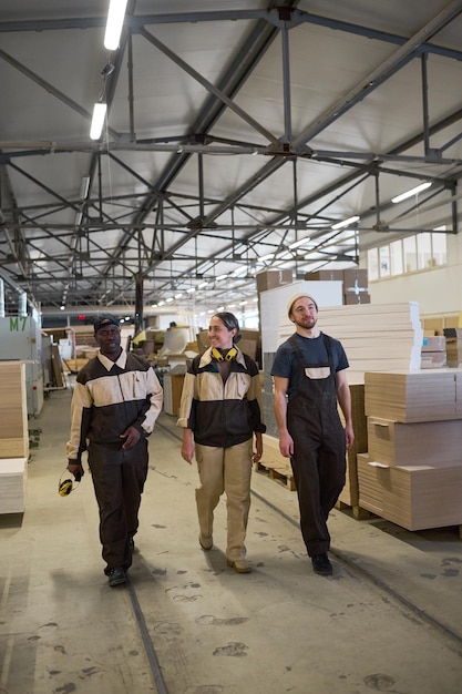 Groupe de travailleurs travaillant dans un entrepôt