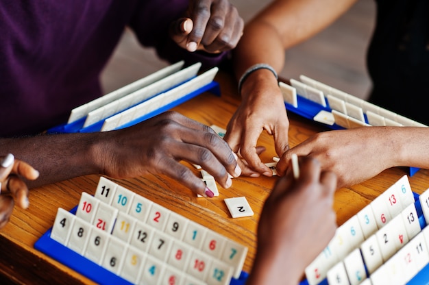 Groupe de trois amis afro-américains jouent à des jeux de table.