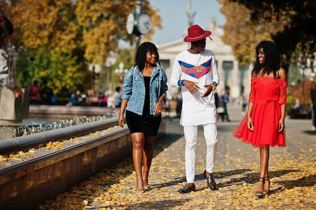 Groupe de trois amis afro france élégants et branchés posés au jour d'automne Modèle homme africain noir avec deux femmes à la peau foncée