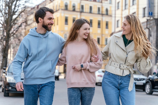 Groupe de trois amis smiley en plein air dans la ville