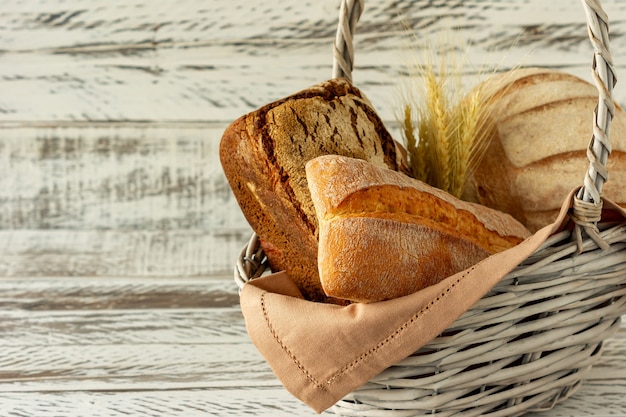 Groupe de type de pain différent sur table en bois.