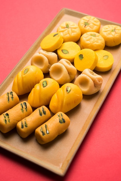 Photo groupe de variété de bonbons ou d'orange peda ou pedha ou pera composé de lait, de khoya, de sucre, de safran, etc. mise au point sélective