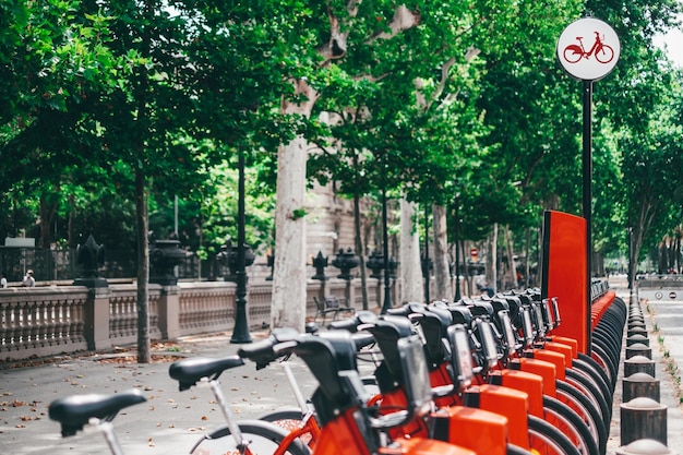 Photo groupe de vélos électriques prêts à louer dans le parc de barcelone