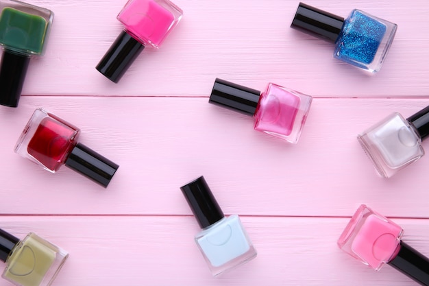 Groupe de vernis à ongles brillants sur fond rose