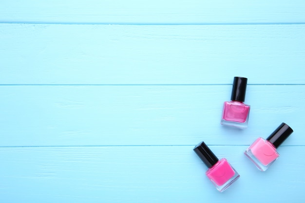 Groupe de vernis à ongles rose sur fond bleu