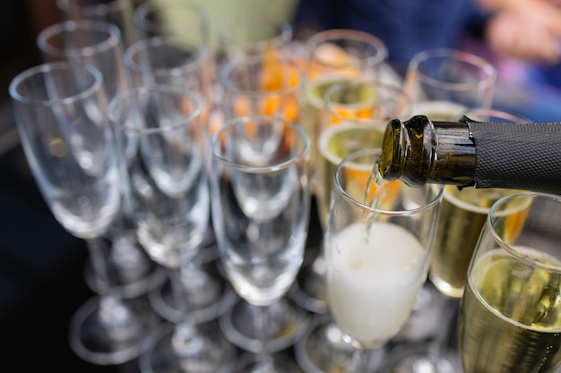 Groupe de verres de champagne vides et transparents dans un restaurant. Verres propres sur une table préparée par le barman pour le champagne.