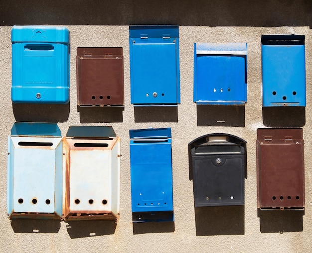 Groupe de vieilles boîtes aux lettres en acier sur le mur