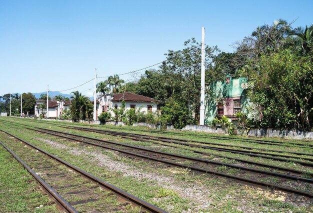 Groupe de vieilles maisons à côté de la voie ferrée dans la ville de Morretes au Brésil