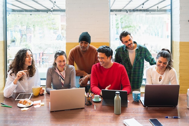 Groupe de vue de face sur les jeunes multiraciaux avec des visages souriants heureux travaillant en équipe