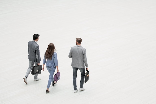 Groupe de vues supérieur de la photo des employés qui réussissent avec espace de texte