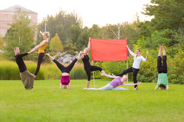 Groupe de yogis dans la nature avec un drapeau