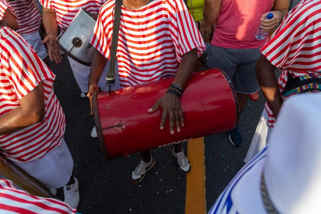 Photo des groupes culturels défilent pendant le pré-carnaval de fuzue dans la ville de salvador bahia