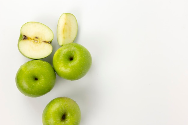 Groupes de pomme verte avec coupé en demi-tranches isolé sur fond blanc fruits biologiques