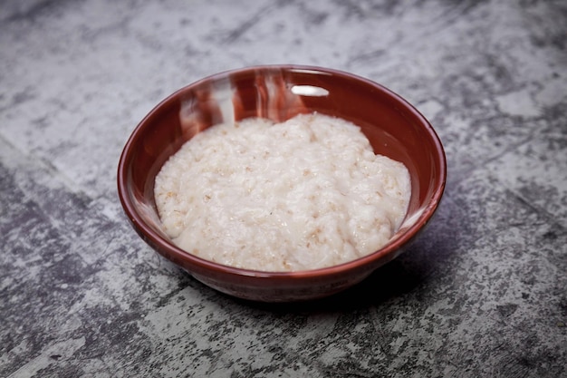 Gruau au lait de coco sur fond texturé blanc