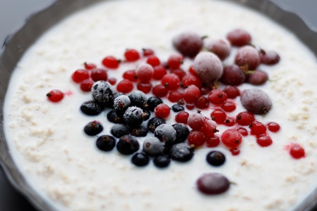 Gruau aux baies sauvages Petit déjeuner délicieux et sain Photo de haute qualité