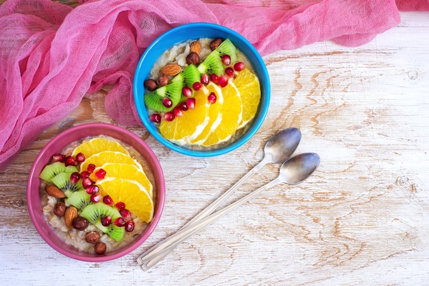 Photo gruau aux fruits et noix pour un petit-déjeuner sain. vue de dessus avec espace de copie