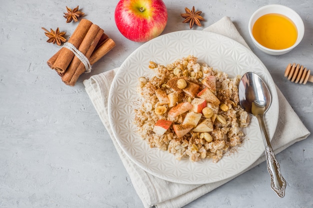 Gruau aux pommes fraîches, noix et cannelle pour le petit déjeuner