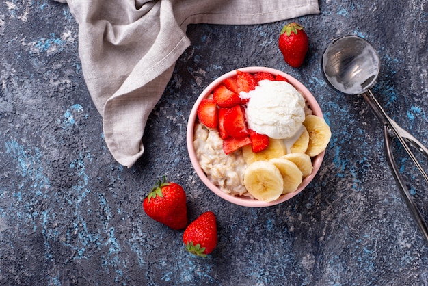 Gruau à la fraise, banane et glace