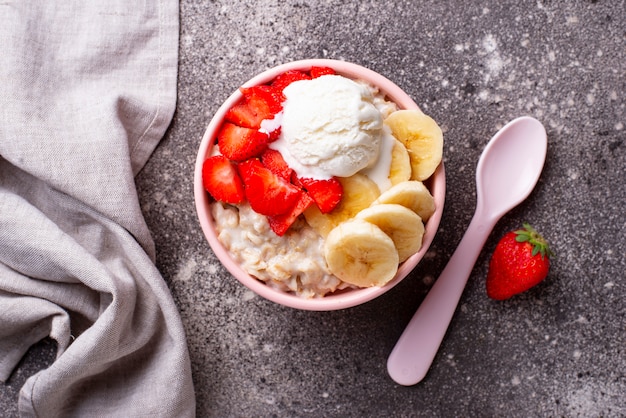 Gruau à la fraise, banane et glace