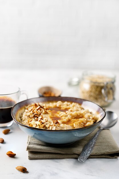 Gruau maison sain aux noix pour le petit déjeuner