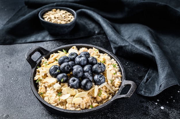 Gruau de petit déjeuner avec des myrtilles et des amandes. .