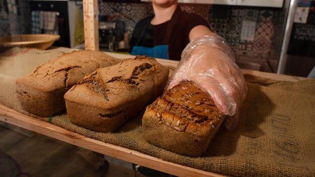 Gruau de sarrasin et pain traditionnel sur le comptoir d'une petite boulangerie