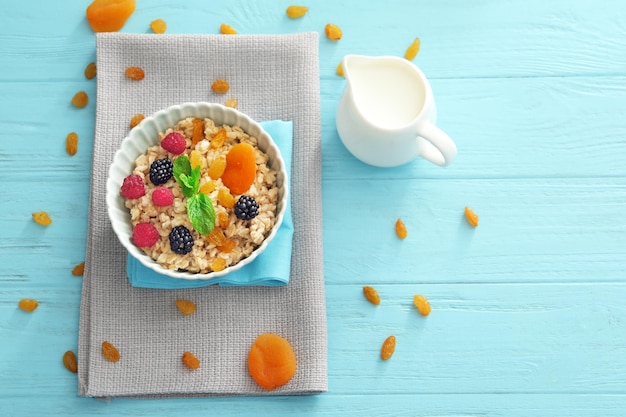 Gruau savoureux avec des baies et des fruits dans un bol sur la table