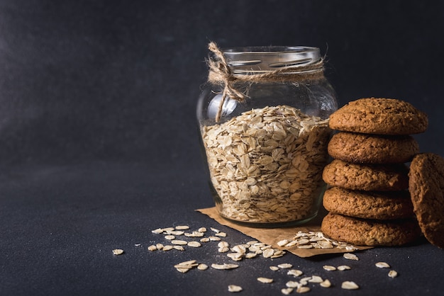 Gruau savoureux utile dans un bocal en verre transparent et biscuits à l'avoine