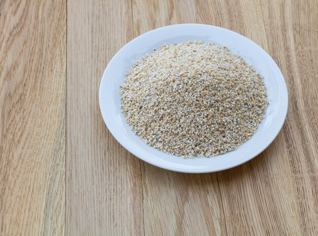 Gruaux de céréales dans une assiette d'aliments biologiques naturels