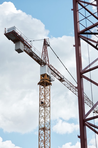 Grue au chantier de construction