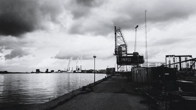 Photo une grue au port contre un ciel nuageux