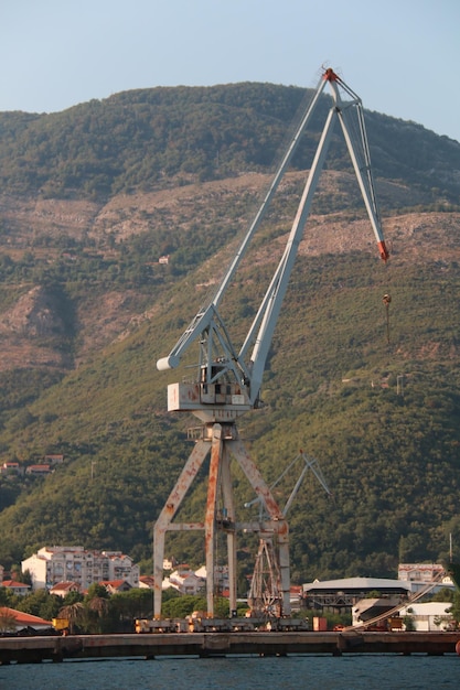 La grue au port