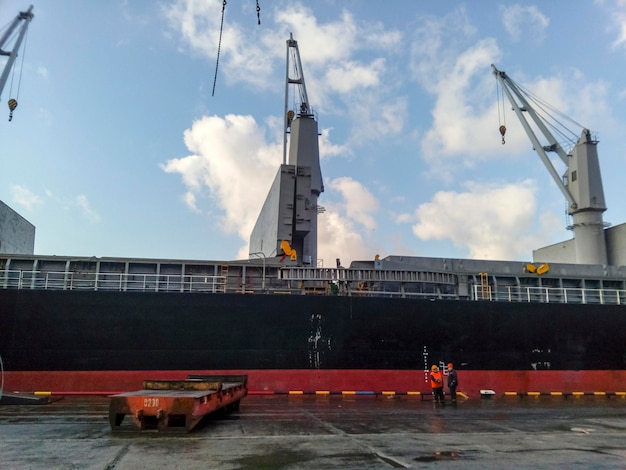 Grue sur un cargo dans le port