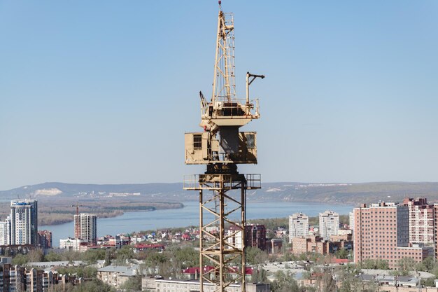 Grue sur le chantier de construction panorama de la ville bâtiment inachevé bâtiment en construction panorama de la ville construction de gratte-ciel russie