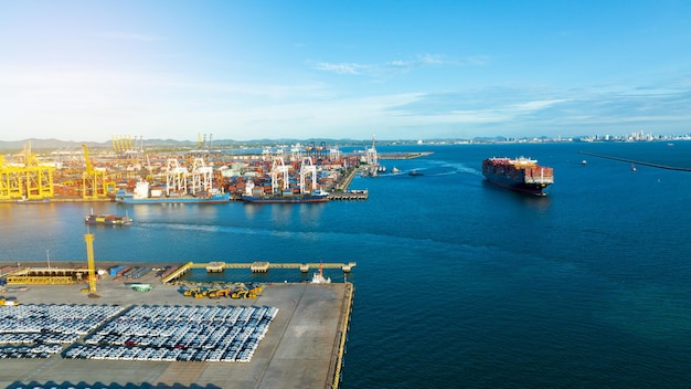 Grue chargeant un conteneur de fret sur un navire maritime de conteneurs dans le terminal international de conteneurs