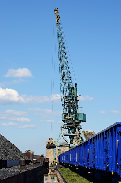 Grue de chargement de gravier dans des wagons