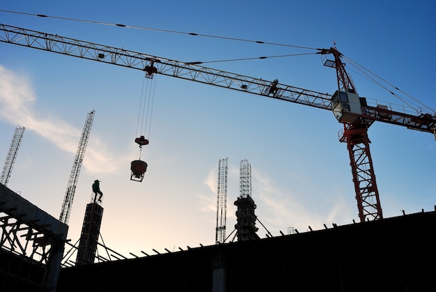 La grue de construction au coucher du soleil