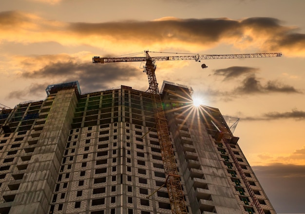 Grue de construction et le bâtiment contre le ciel coucher de soleil