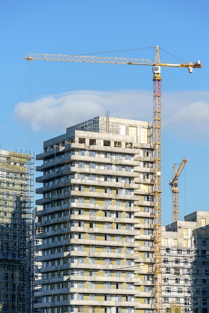 Grue de construction sur la construction d'un bâtiment moderne dans la ville