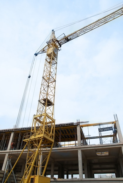 Grue de construction avec le fond de ciel bleu