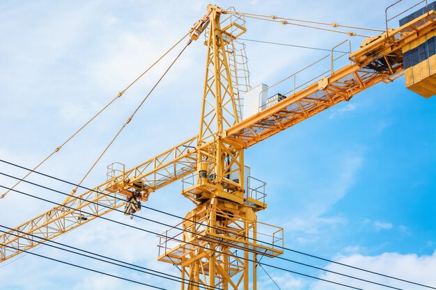 Grue de construction sur fond de ciel bleu.