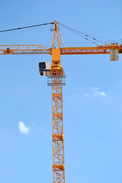 Grue de construction jaune et ciel en arrière-plan