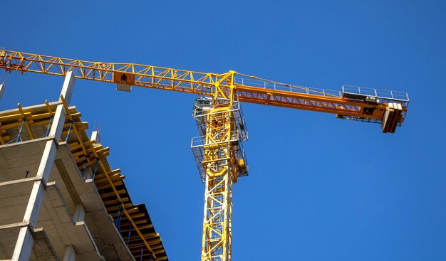 Grue de construction jaune, photo d'arrière-plan du concept d'entreprise de construction